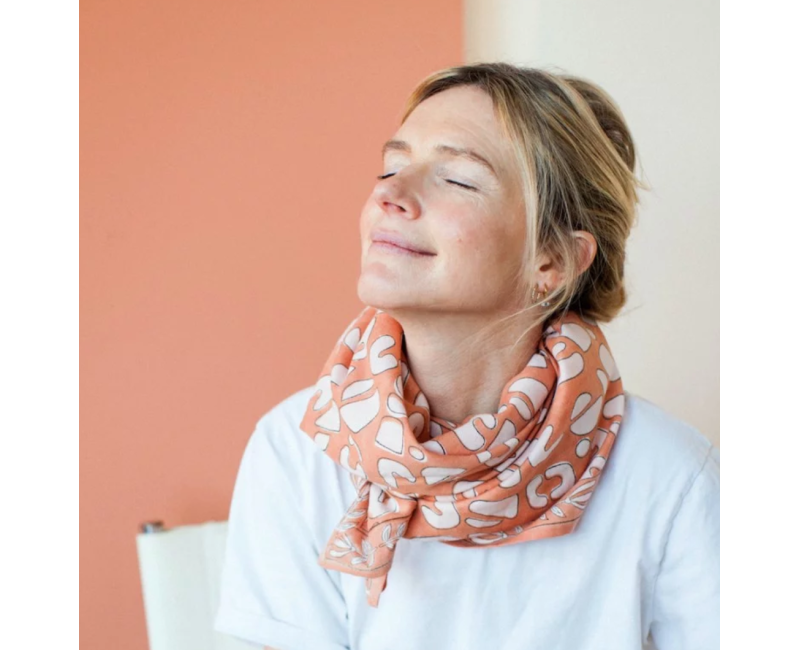 Grand foulard en coton motif Artistic melba – Apaches Collections chez Boêtique Grand foulard en coton motif Artistic melba – Apaches Collections chez Boêtique