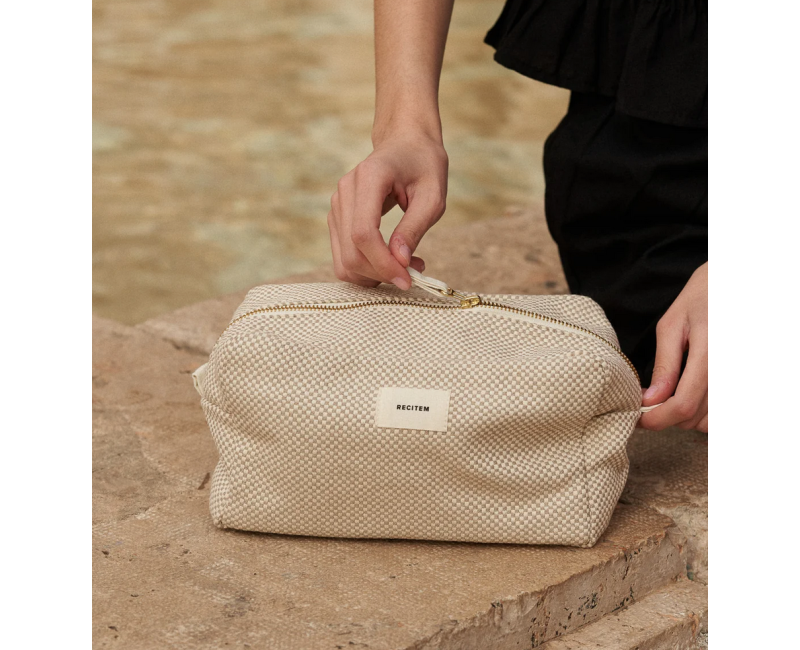 Trousse de toilette en coton damier écru et beige Elio – Recitem Trousse de toilette en coton damier écru et beige Elio – Recitem