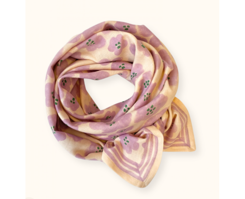 Grand foulard en coton motif floral Flora Bold lavande – Apaches Collections chez Boêtique Grand foulard en coton motif floral Flora Bold lavande – Apaches Collections chez Boêtique