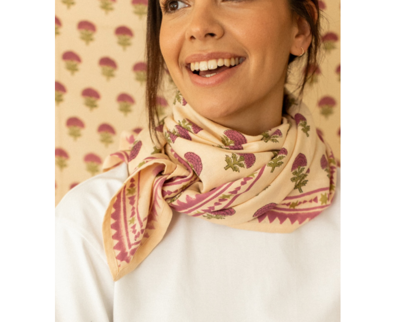 Grand foulard en coton motif floral Florets macadamia – Apaches Collections chez Boêtique Grand foulard en coton motif floral Florets macadamia – Apaches Collections chez Boêtique