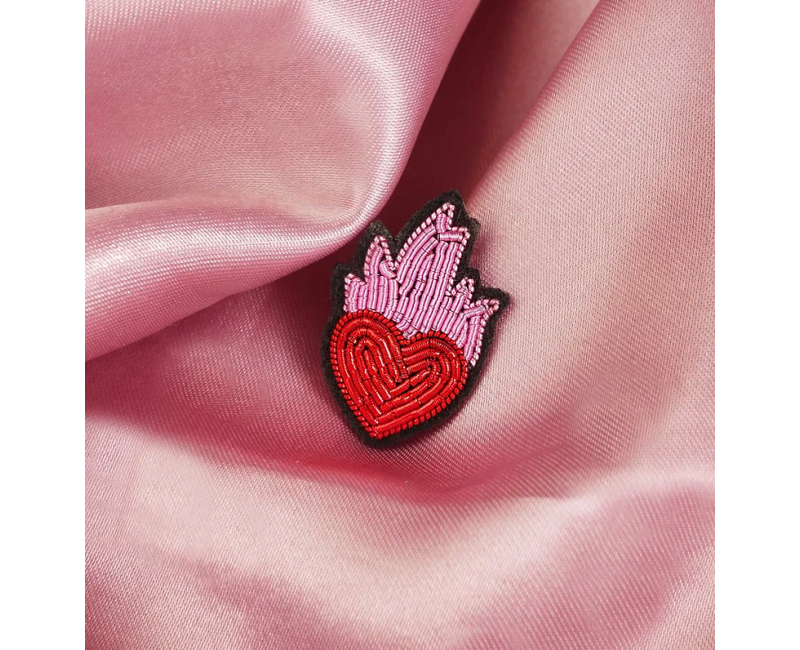 Broche mini coeur emflammé