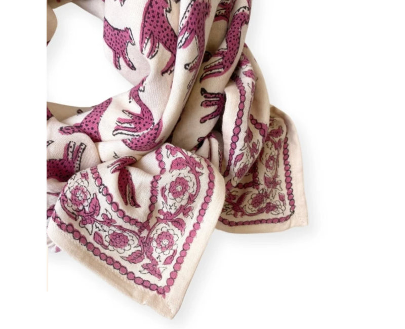 Grand foulard en coton motif Bengale macadamia – Apaches Collections chez Boêtique Grand foulard en coton motif Bengale macadamia – Apaches Collections chez Boêtique