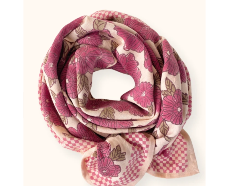 Foulard en coton beige à motifs floraux fuchsia Latika Bloom – Apaches Collections Foulard en coton beige à motifs floraux fuchsia Latika Bloom – Apaches Collections