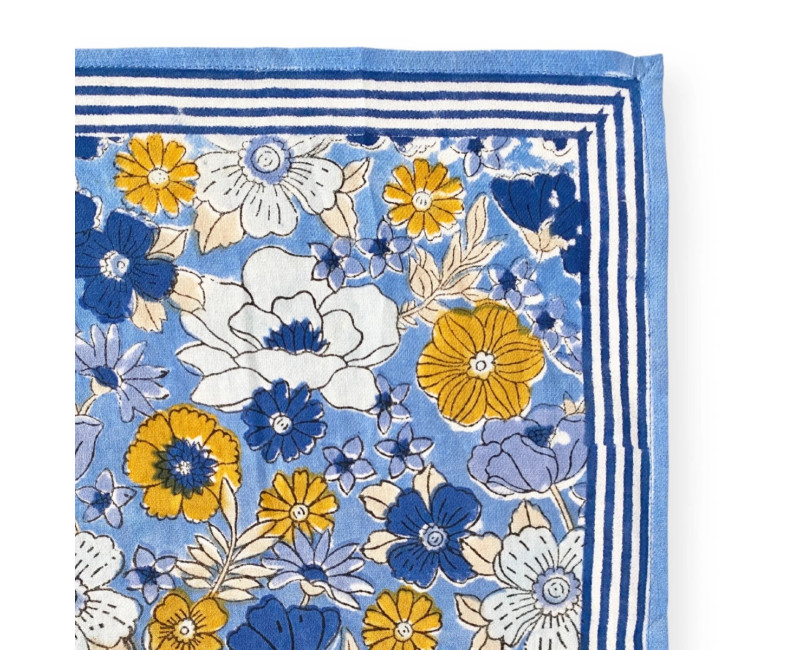 Foulard en coton bleu à motifs floraux Latika Joy Océan – Apaches Collections Foulard en coton bleu à motifs floraux Latika Joy Océan – Apaches Collections