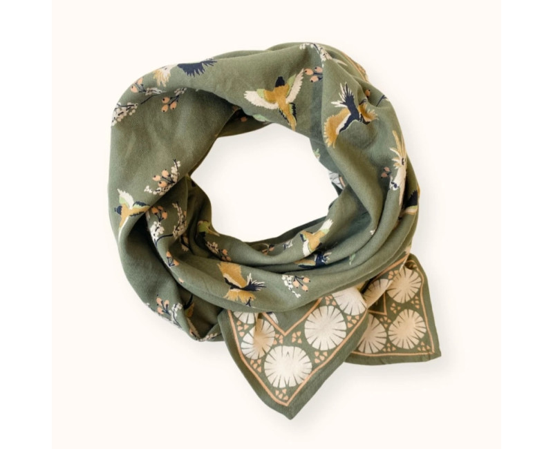 foulard couleur vert eucalyptus, motifs oiseaux beige et bleu marine foulard couleur vert eucalyptus, motifs oiseaux beige et bleu marine