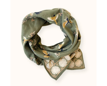 foulard couleur vert eucalyptus, motifs oiseaux beige et bleu marine
