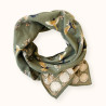 foulard couleur vert eucalyptus, motifs oiseaux beige et bleu marine