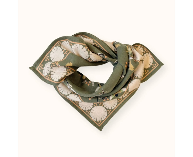 Foulard vert eucalyptus, motifs oiseaux