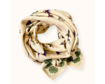 foulard couleur crème, motifs oiseaux kaki