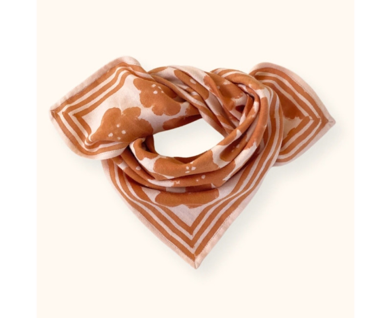 Foulard coton fond beige avec grosses fleurs oranges Foulard coton fond beige avec grosses fleurs oranges