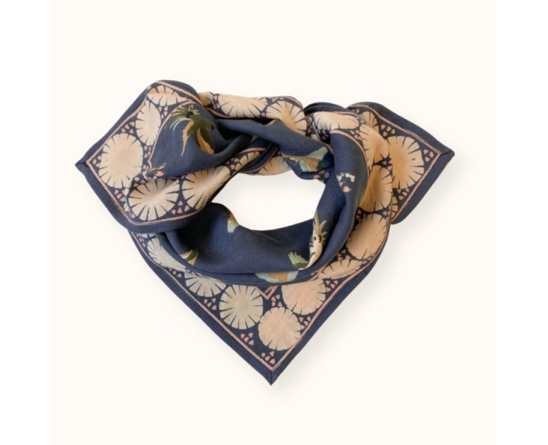 foulard coton bleu orage imprimé oiseaux nude et vert