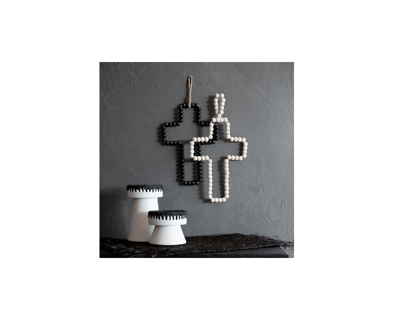 Croix en perles de bois