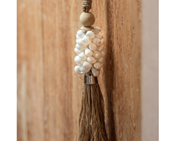 Pampille en coquillage et raphia