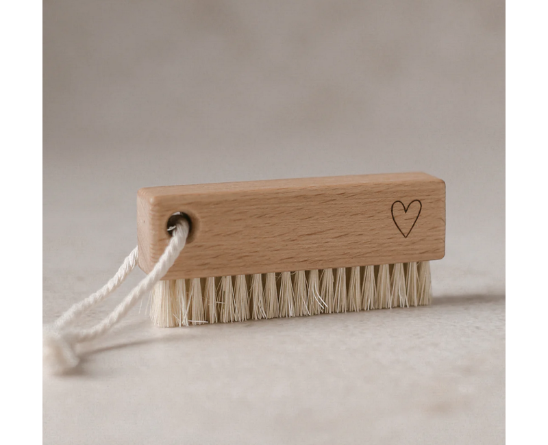 Brosse à ongles coeur avec lien