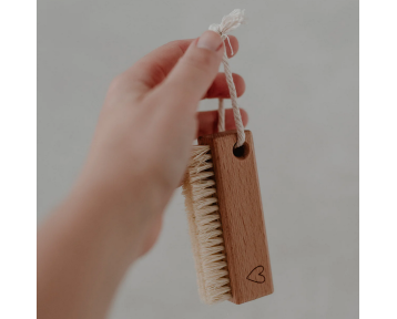 Brosse à ongles coeur avec lien