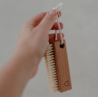 Brosse à ongles coeur avec lien